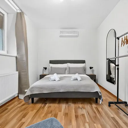 Family In Old Town With Private Parking 아파트
